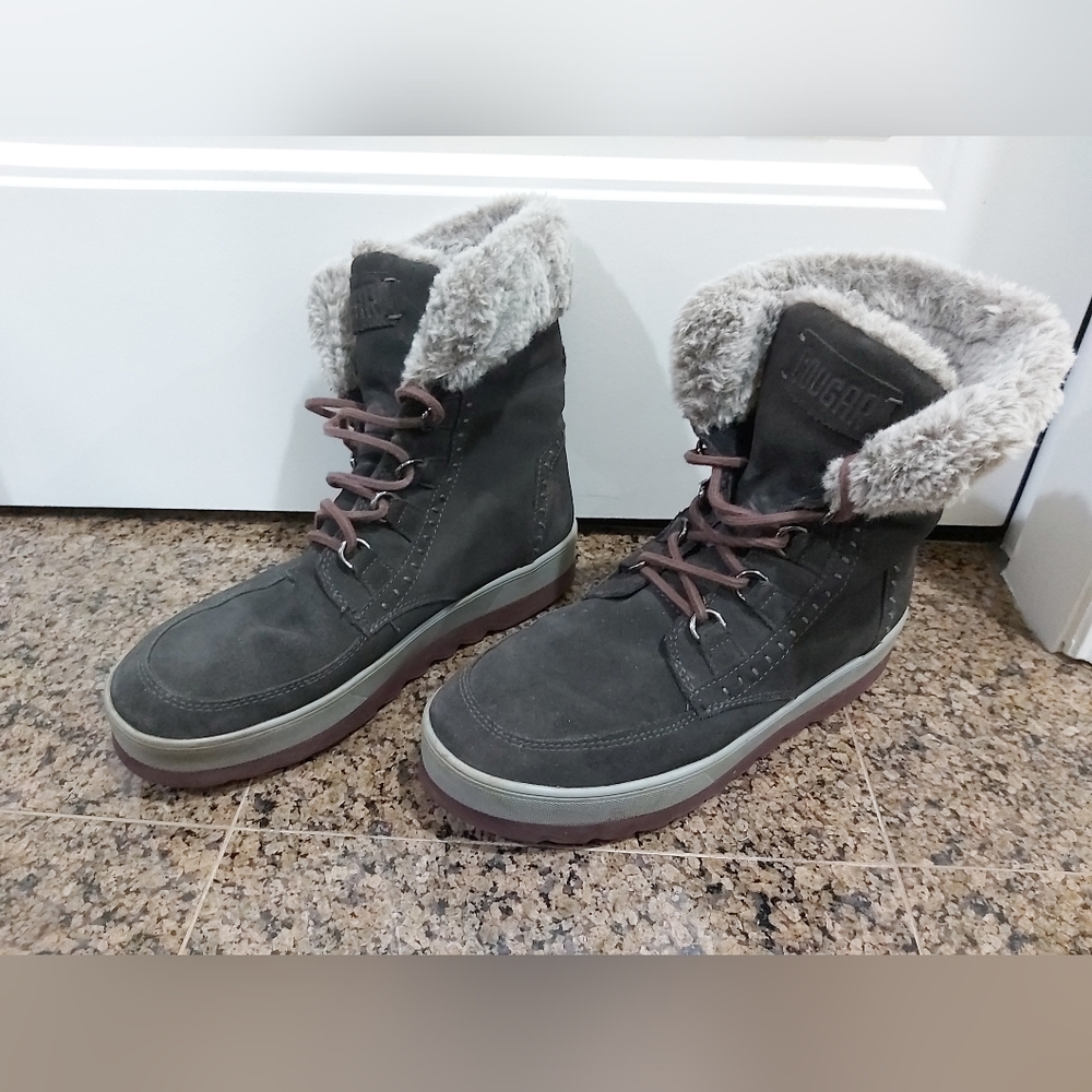 Women's Cougar Venetta Suede Mid Boot Waterproof Winter boots size 10US